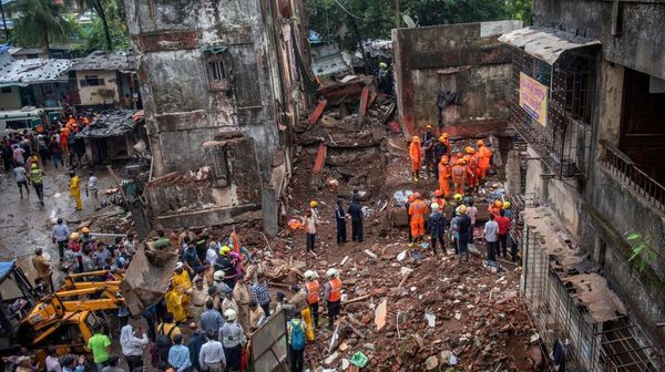 Foto-foto Gedung 4 Lantai di Mumbai Ambruk-Tewaskan 19 Orang