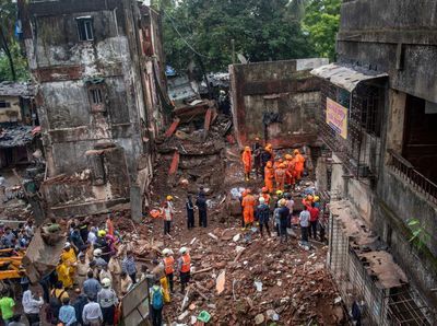 Foto-foto Gedung 4 Lantai di Mumbai Ambruk-Tewaskan 19 Orang