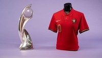 Jersey timnas Portugal ini telihat mewah dengan ornamen kerah.