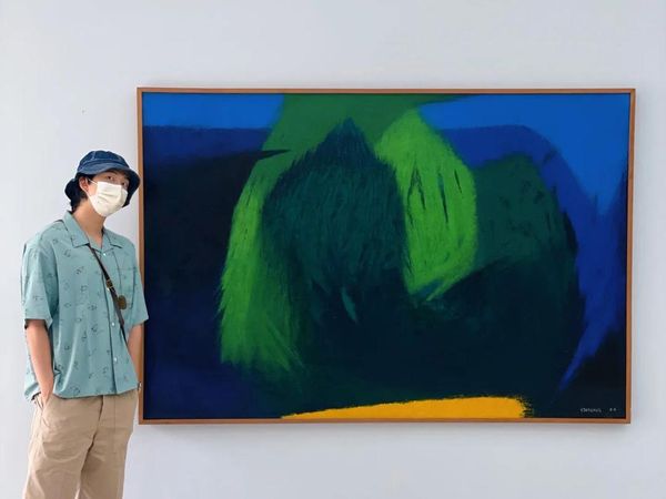 7 Gaya Nyeni RM BTS saat Datang ke Pameran Seni