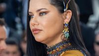 8 Gaya Adriana Lima Pamer Baby Bump di Red Carpet, Perubahannya Diperdebatkan