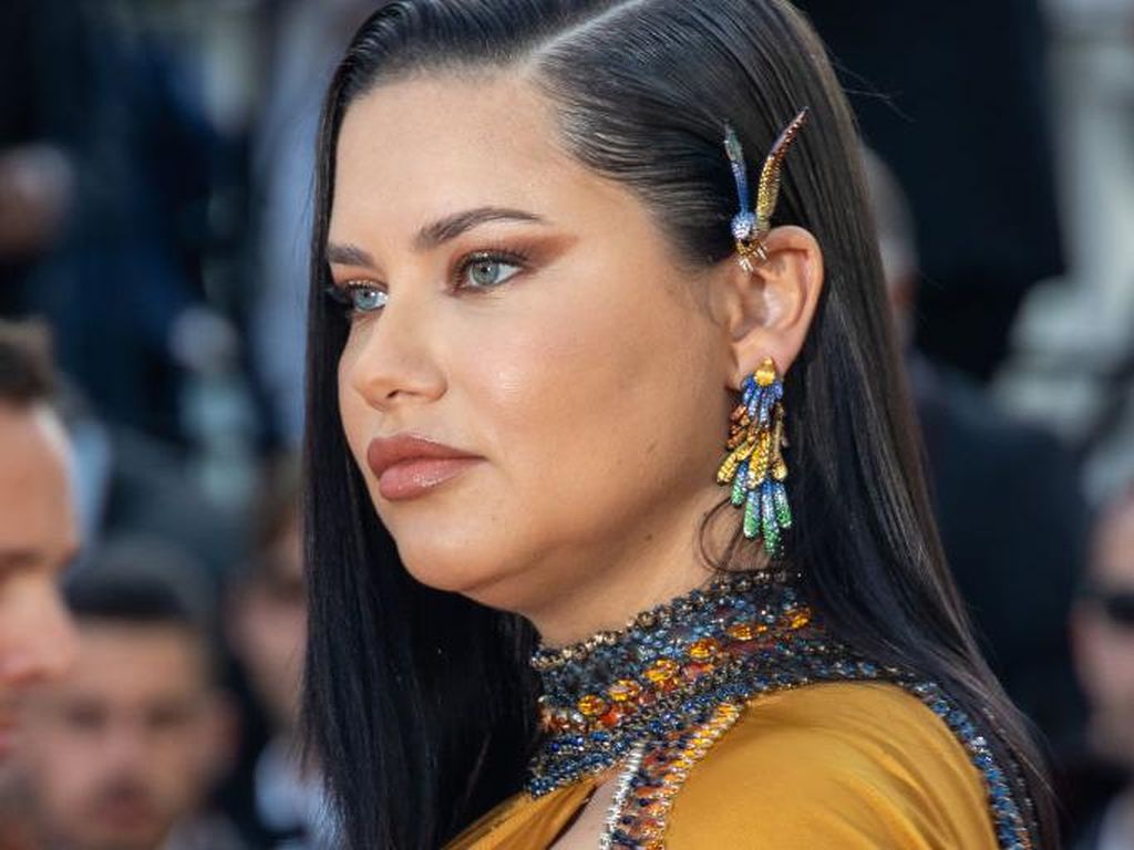 8 Gaya Adriana Lima Pamer Baby Bump di Red Carpet, Perubahannya Diperdebatkan 8 Gaya Adriana Lima Pamer Baby Bump di Red Carpet, Perubahannya Diperdebatkan
