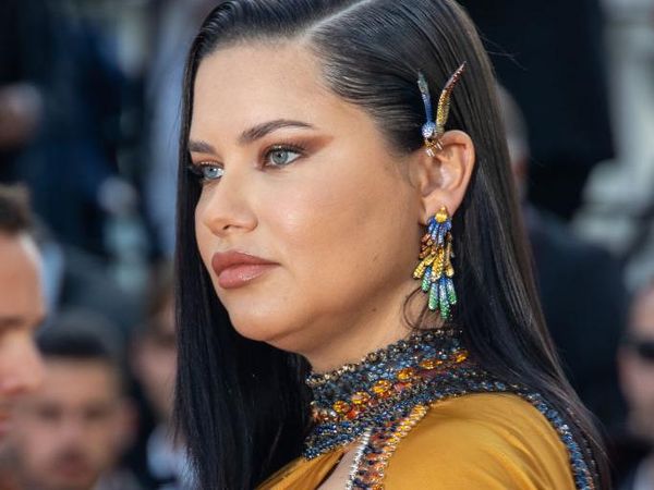 8 Gaya Adriana Lima Pamer Baby Bump di Red Carpet, Perubahannya Diperdebatkan