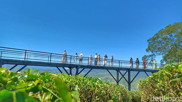 Aksi para model di atas jembatan Nimo Highland, Pangalengan, Kabupaten Bandung.