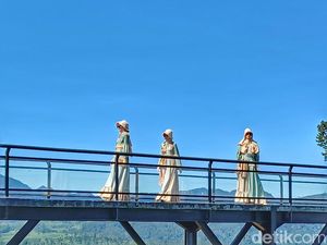 Aksi Ciamik Model di Atas Jembatan Ikonik Nimo Highland Aksi Ciamik Model di Atas Jembatan Ikonik Nimo Highland