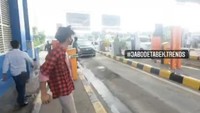 Viral Aksi Warga Buka Paksa Pintu Tol Bekasi, Mobil-mobil Diloloskan