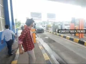 Viral Aksi Warga Buka Paksa Pintu Tol Bekasi, Mobil-mobil Diloloskan