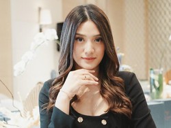 Penampilan Anissa Aziza di Acara Perhiasan Dimiripkan dengan Moon Ga Young