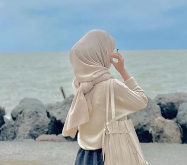 Bahan Hijab/Foto : instagram.com/ootdhijabpantai pilih hijab dengan bahan yang ringan dan menyerap keringat