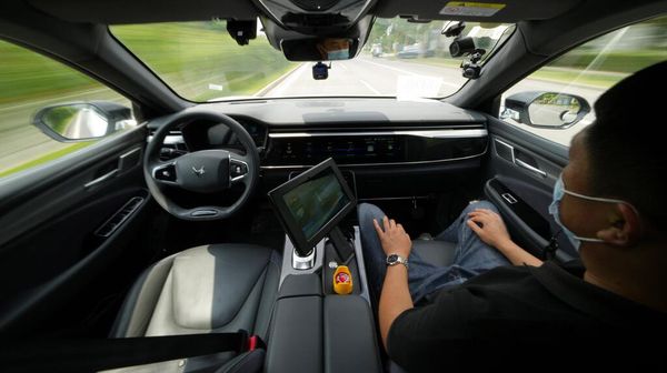 Wih! Begini Lho Jeroan Taksi Tanpa Sopir di China