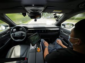 Wih! Begini Lho Jeroan Taksi Tanpa Sopir di China