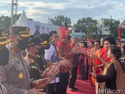 Intip Kelihaian Bobby Menari Mejuah-juah Khas Suku Karo