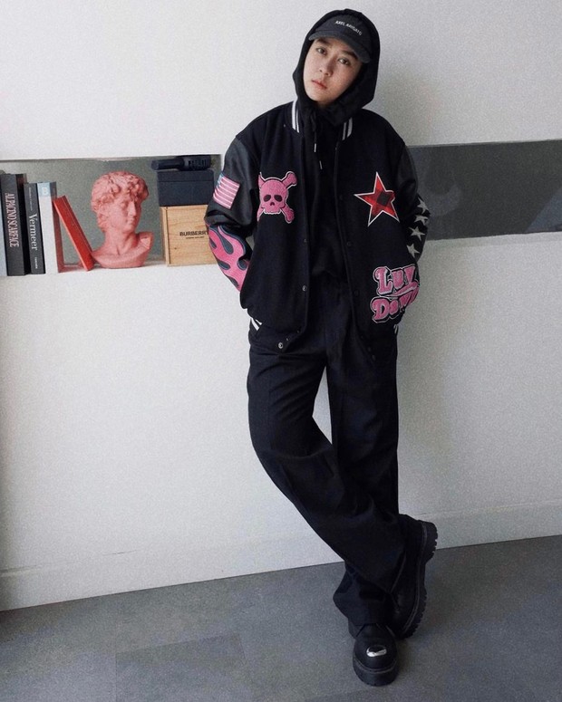 Boyish dengan Varsity Jacket/Foto: Instagram/@strngrrr