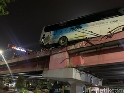 Ngeri! Bus Berisi Karyawan di Karawang Nyaris Terjun dari Flyover