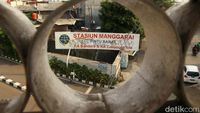 Duh! Papan Nama Stasiun Manggarai Penuh Coretan