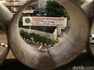 Duh! Papan Nama Stasiun Manggarai Penuh Coretan