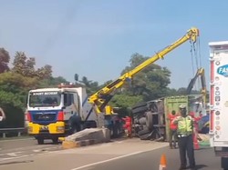 Sopir Mengantuk, Dump Truck Tabrak Rambu hingga Terguling di Tol Jagorawi
