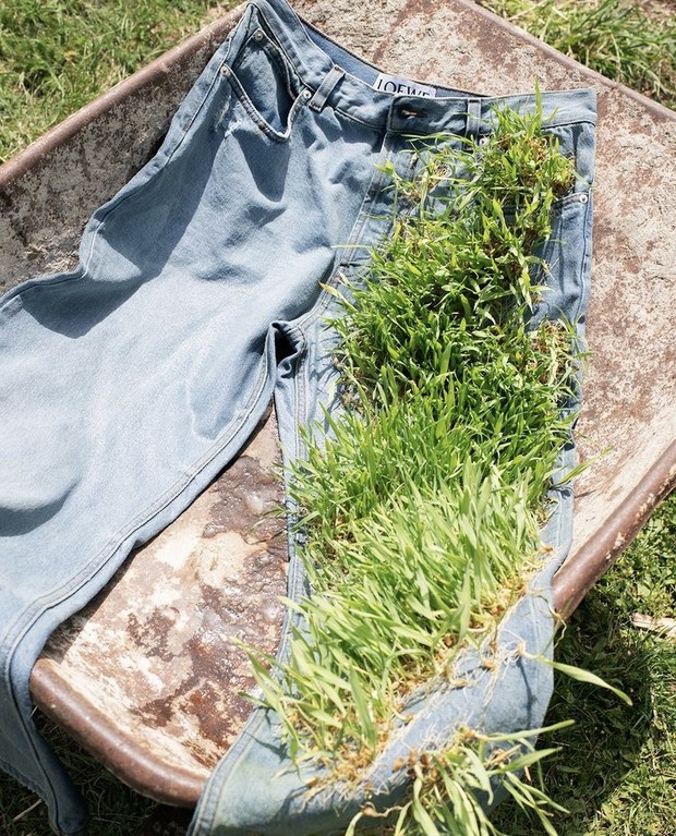 Proses pembuatan busana tumbuhan/