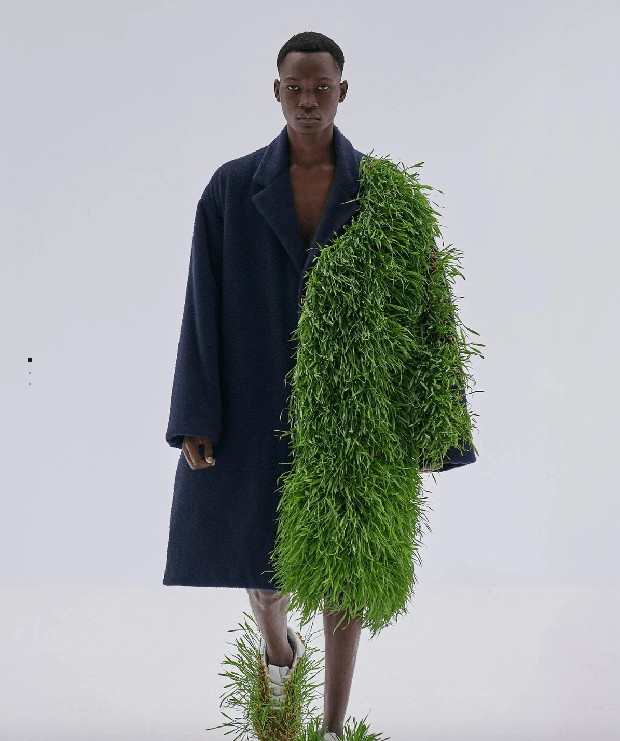 Loewe coat ditumbuhi tanaman pada look 40 Menswear Spring 2023/