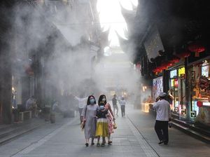 Brrr... Pedestrian di China Dibikin Bak Kulkas Gegara Cuaca Panas