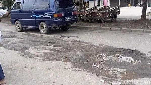 Hati-hati! Banyak Jalan Berlubang di Palembang