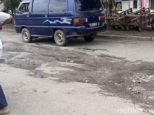 Hati-hati! Banyak Jalan Berlubang di Palembang