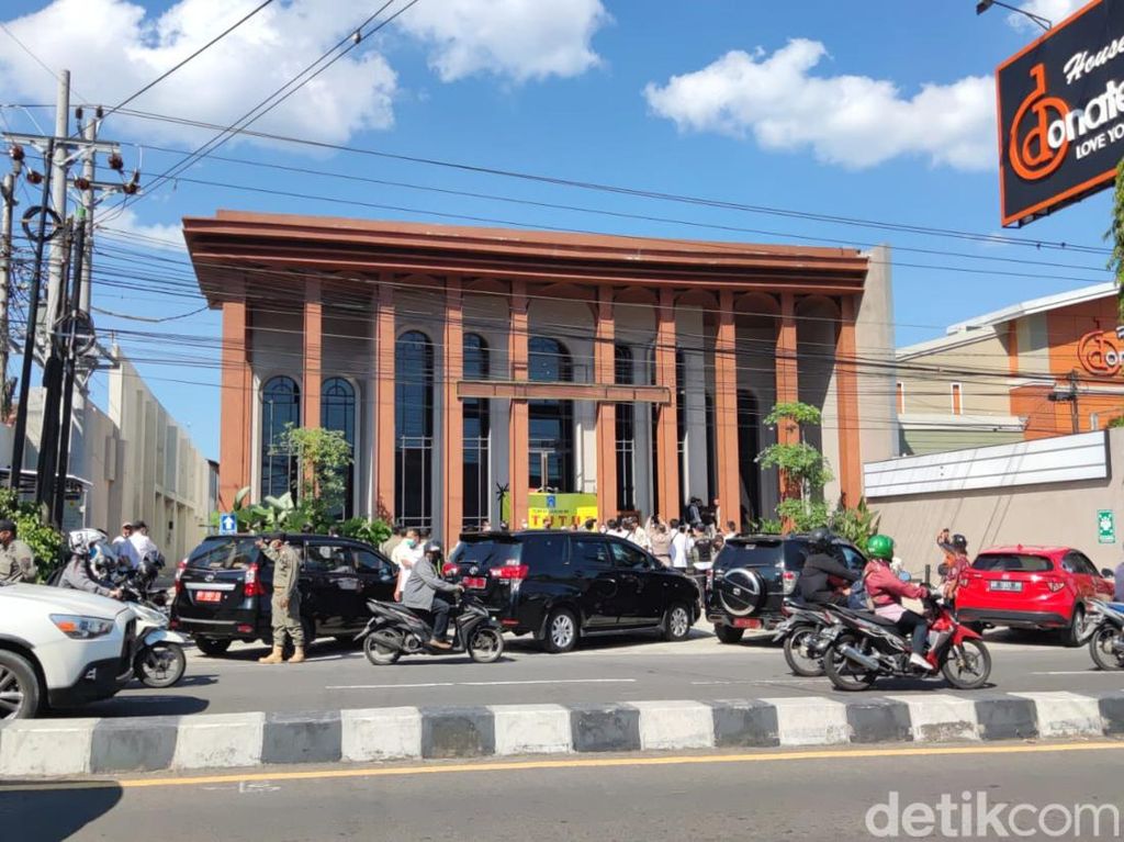 Seperti di Semarang, Plang Holywings Jogja Dicopot Manajemennya Sendiri