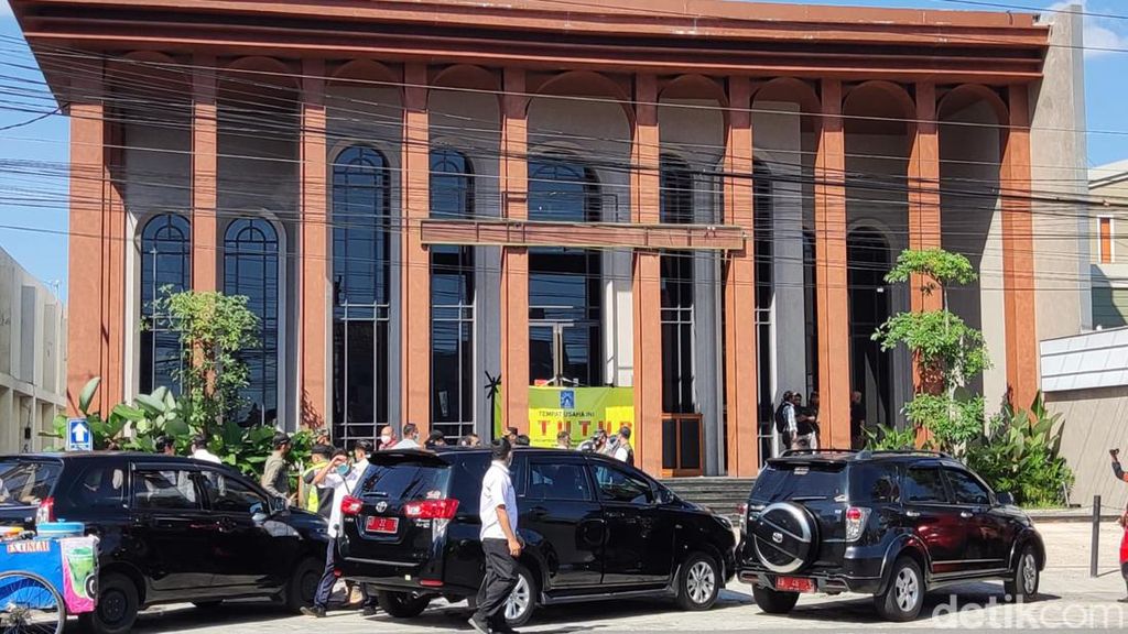 Suasana Penutupan Holywings Jogja Siang Ini Suasana Penutupan Holywings Jogja Siang Ini