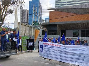 Ragam Aksi Tuntut Holywings di Medan Ditutup Ragam Aksi Tuntut Holywings di Medan Ditutup