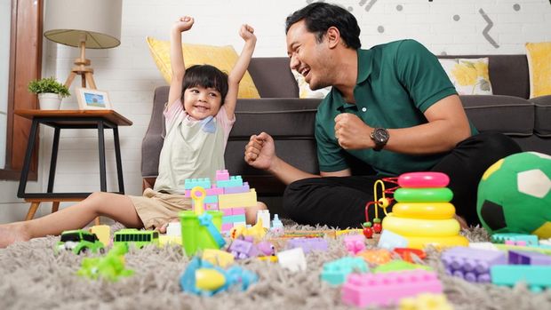 Ilustrasi Anak Bermain dengan Ayah