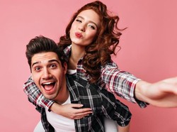 4 Zodiak yang Cocok buat Si Pemilik Bahasa Cinta Gift Giving