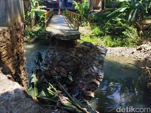 2 Jembatan Ambruk Diterjang Arus Sungai di Pandeglang