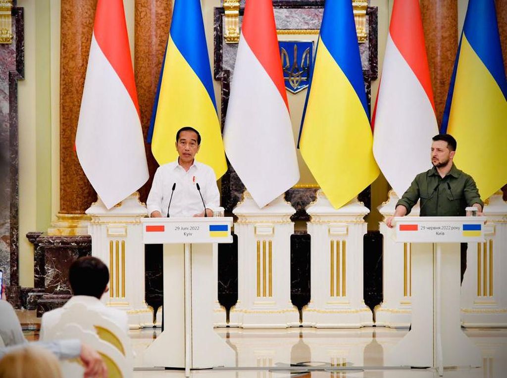 Jokowi Tawarkan Diri Jadi Pembawa Pesan dari Zelensky ke Putin Jokowi Tawarkan Diri Jadi Pembawa Pesan dari Zelensky ke Putin