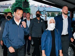 Berjaket Biru, Jokowi Bareng Iriana Naik Kereta Menuju Kyiv Ukraina