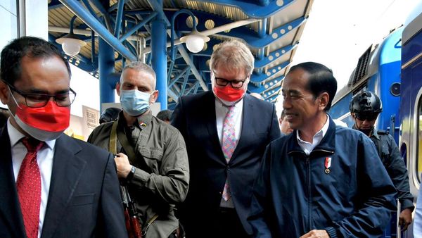Senyum Jokowi Saat Tiba di Kyiv Ukraina