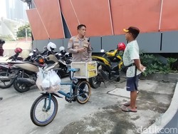 Kehangatan Nostalgia Kapolrestabes Surabaya dengan Pedagang Donat Cilik