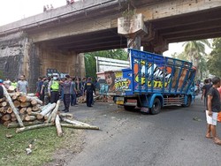 Truk Muat Kayu di Blitar Terguling Tewaskan Satu Penumpang