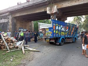 Truk Muat Kayu di Blitar Terguling Tewaskan Satu Penumpang Truk Muat Kayu di Blitar Terguling Tewaskan Satu Penumpang