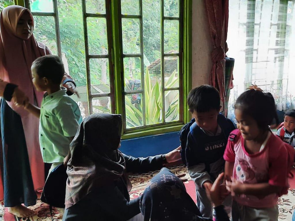 Lika-liku Isop, Anak Tukang Cuanki Dirikan Sekolah Buat Anak Miskin di Garut