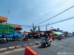 Jalan Duduksampeyan Gresik Dicor, Macet 2 Jam-Mengular 7 KM