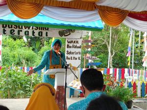 Ketum TP PKK Tanam-Panen Sayur di Kebun Dasawisma Teratai Manokwari Ketum TP PKK Tanam-Panen Sayur di Kebun Dasawisma Teratai Manokwari