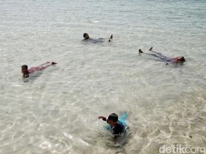 Asyiknya Berenang-Main Air di Pantai Tidung Saat Libur Sekolah Asyiknya Berenang-Main Air di Pantai Tidung Saat Libur Sekolah