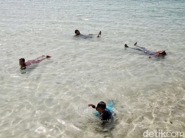 Asyiknya Berenang-Main Air di Pantai Tidung Saat Libur Sekolah