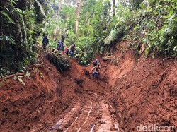 Pembersihan Material Longsor di Jalur TWA Kawah Ijen Capai 80%