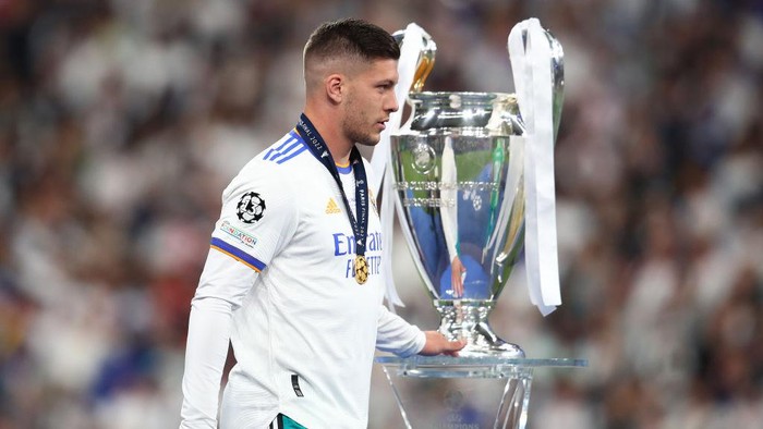 PARIS, FRANCE - MAY 28: Luka Jovic of Real Madrid touches the trophy following the UEFA Champions League final match between Liverpool FC and Real Madrid at Stade de France on May 28, 2022 in Paris, France. (Photo by Chris Brunskill/Fantasista/Getty Images)