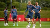 Beberapa yang hadir sempat dipinjamkan ke klub lain musim lalu, seperti Donny van de Beek, Anthony Martial, Axel Tuanzebe, hingga Brandon Williams. Ada juga mereka yang jarang tampil seperti Phil Jones dan Aaron Wan-Bissaka. Foto: Dok. Manchester United