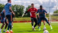 Ada yang menarik dari latihan Ten Hag, yaitu para kiper juga dibiasakan bermain dengan bola. Hal ini sejalan dengan konsep bermain manajer asal Belanda itu yang menginginkan kiper juga aktif dalam membangun serangan. Foto: Dok. Manchester United