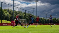 Untuk membiasakan para pemain MU dengan permainan passing sesuai keinginannya, Ten Hag sampai meminta petugas di Carrington untuk memotong rumput hingga ketinggian 1,5 cm saja. Foto: Dok. Manchester United