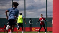 David de Gea saat sedang mengontrol bola. Foto: Manchester United via Getty Imag/Ash Donelon
