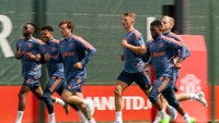 Jadon Sancho terlihat girang saat berlari bersama rekan setimnya. Foto: Dok. Manchester United